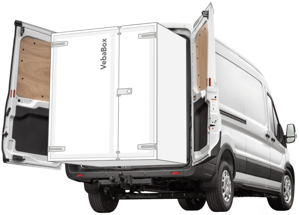 Camionnette de livraison blanche avec portes arrière ouvertes, montrant un grand conteneur isotherme VebaBox à l'intérieur.