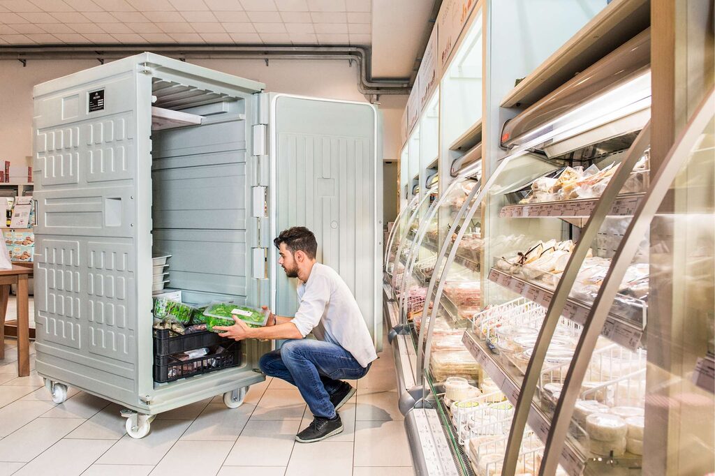 Chargement de denrées alimentaires dans un conteneur isotherme mobile Melform, zone des produits frais.