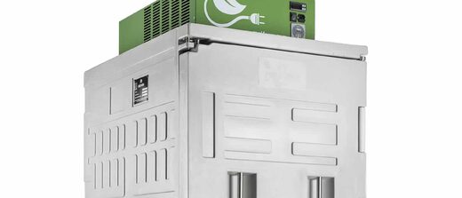 Réfrigérateur mobile en acier inoxydable; dessus vert, serrure, panneau de contrôle, roulettes.