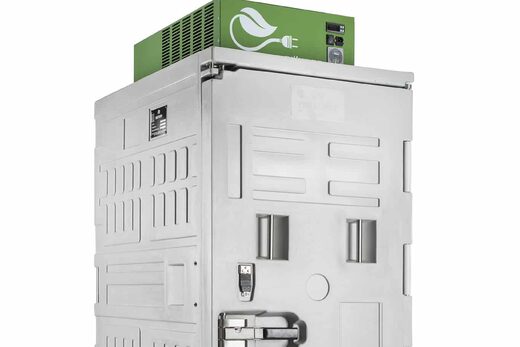 Réfrigérateur mobile en acier inoxydable; dessus vert, serrure, panneau de contrôle, roulettes.