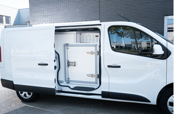 Fourgon réfrigéré blanc avec portes ouvertes, montrant un compartiment isolé et à température contrôlée.